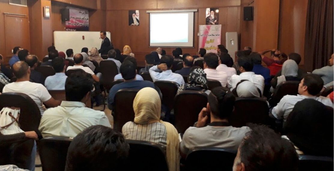 جلسهٔ حضوری دورهٔ پاکسازی از سیگار شادمان در تهران