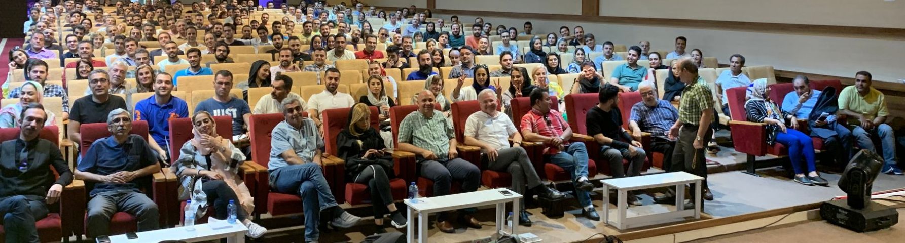 شرکت‌کنندگان همایش رایگان ترک سیگار شادمان در سالن بزرگ