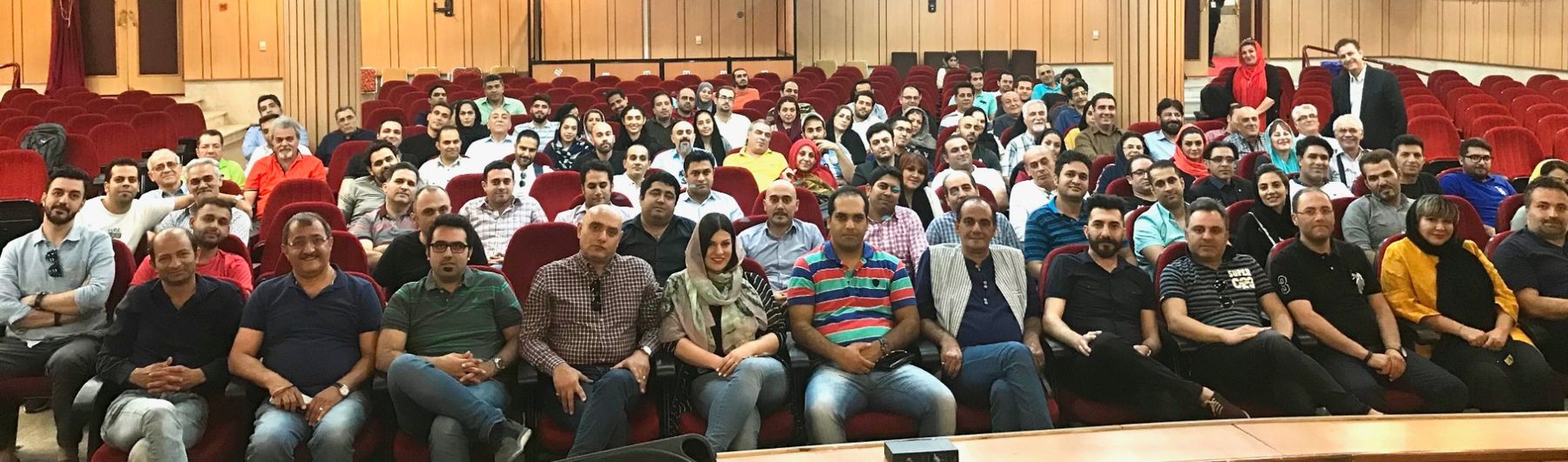 شرکت‌کنندگان همایش حضوری ترک سیگار شادمان در سالن